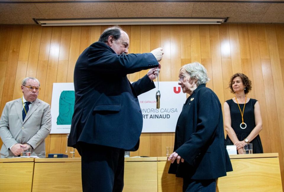 🔴Núria Cuxart ha estat investida doctora ‘honoris causa’ a la Universitat de Vic - Universitat Central de Catalunya (#UVic_UCC) per la seva trajectòria com a referent en l’evolució i la visibilitat de la infermeria.

👉 uvic.cat/noticies/nuria…