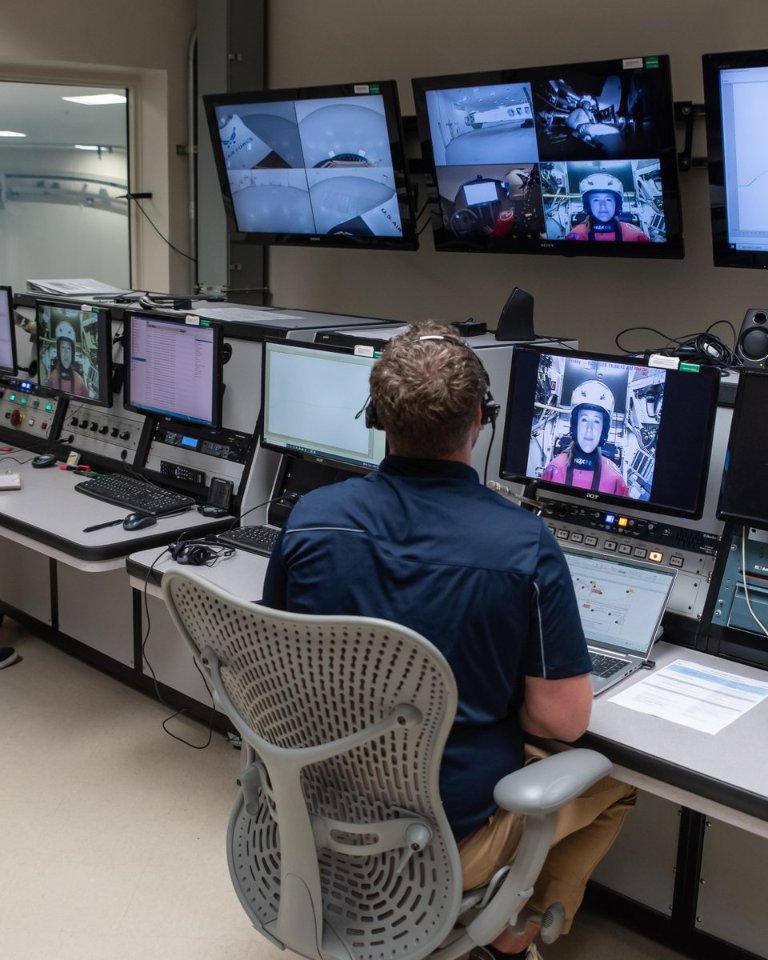 Soph_astro's tweet image. _-_ Diary of an ESA astronaut _-_
{Houston 🇺🇸} Training Weeks 53 & 54
👩🚀 2 busy weeks with a mix of both standard training sessions and a few unconventional experiences…
💉🩺 Practising medical skills… I did a blood draw on myself for the first time! Far from a routine…