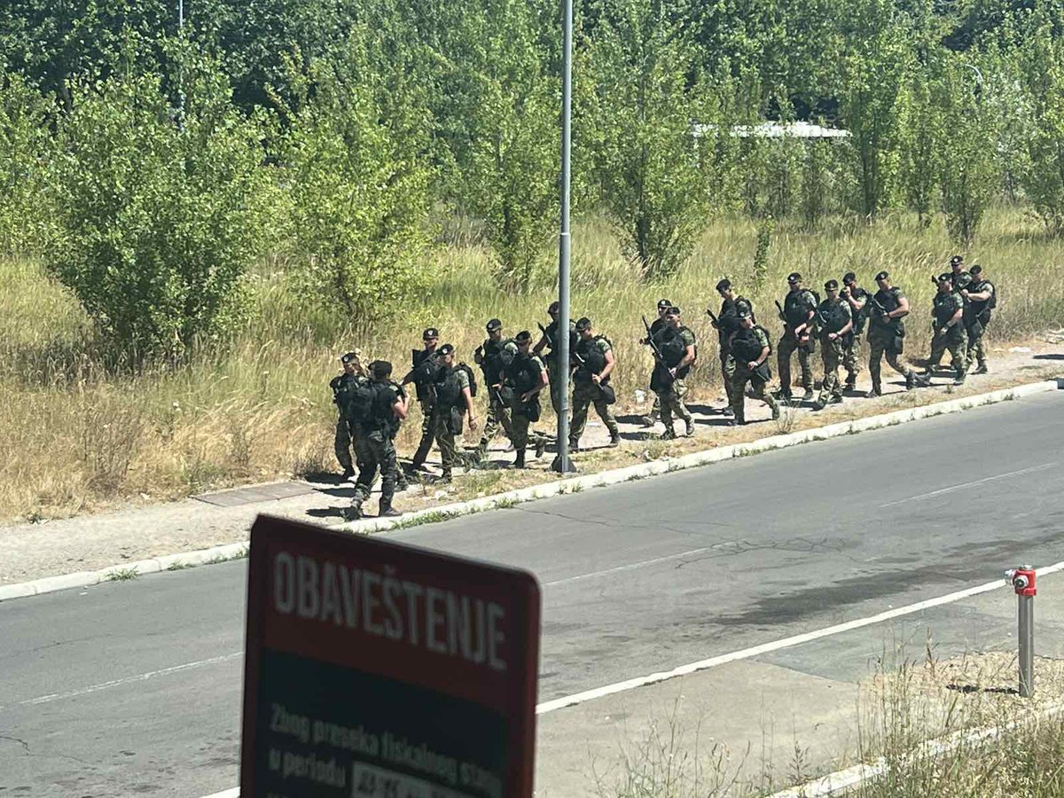 advokatjanjic's tweet image. Kakva je ovo paravojna jedinica koja upravo šeta naseljem Stepa Stepanović pod punom ratnom opremom?
Ko ih je pozvao, po čijem naređenju i protiv koga su krenuli?