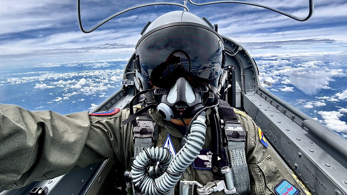 danielzaque's tweet image. Con coraje, disciplina y patriotismo, los pilotos de la Fuerza Aeroespacial Colombiana surcan los cielos en defensa de nuestra soberanía. 
Cada vuelo es una misión que protege a millones de colombianos desde las alturas.