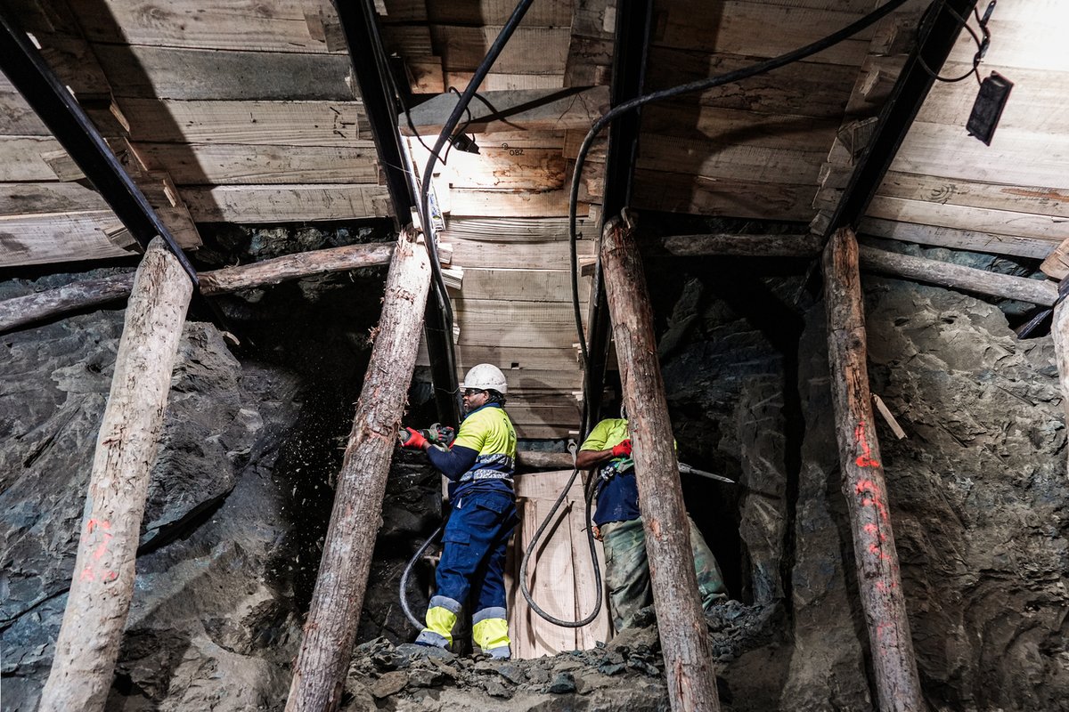 Transportes e Infraestructura▪️Comunidad de Madrid (@transportes_cm) on Twitter photo 🚇 El consejero <a href="/jorgerodrigodo/">Jorge Rodrigo Dominguez</a> ha visitado la excavación del túnel que conectará Plaza Elíptica y la futura estación de Comillas de la L11 de <a href="/metro_madrid/">Metro de Madrid</a>.
⛏️ 50 trabajadores acometen el modelo tradicional de pico y pala a lo largo de 6,6 km.
+Info: c.madrid/w72gp2 🚇 El consejero <a href="/jorgerodrigodo/">Jorge Rodrigo Dominguez</a> ha visitado la excavación del túnel que conectará Plaza Elíptica y la futura estación de Comillas de la L11 de <a href="/metro_madrid/">Metro de Madrid</a>.
⛏️ 50 trabajadores acometen el modelo tradicional de pico y pala a lo largo de 6,6 km.
+Info: c.madrid/w72gp2