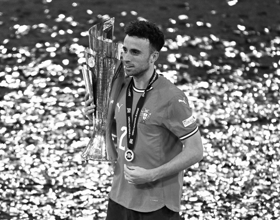 Hoje o futebol perdeu um dos jovens mais humildes e simples que por cá andava.

Hoje ficam 3 filhos e uma mulher sem o amor das vidas deles, mas também fica uns pais que perderam os seus dois filhos. Descansem em paz Diogo e André.