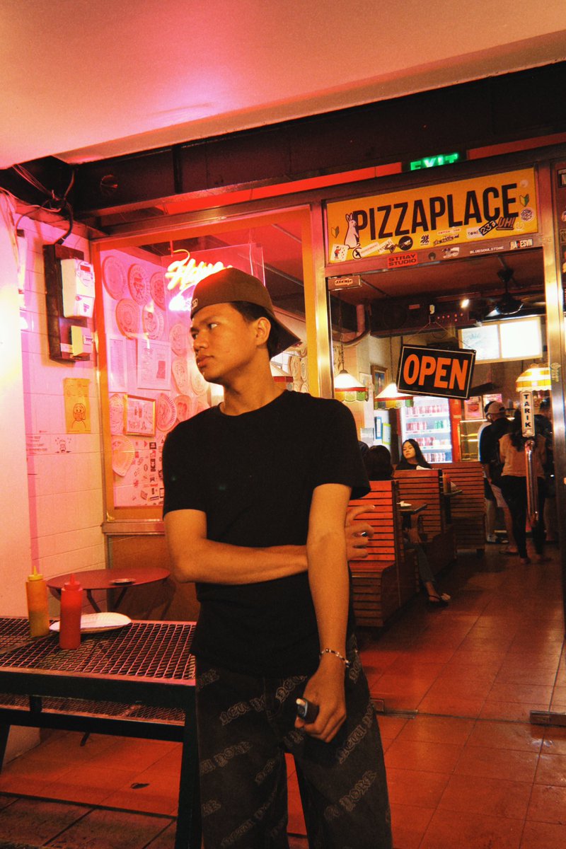 yourfutureboy9's tweet photo. pizza date yukk https://t.co/x2zRbATmFj