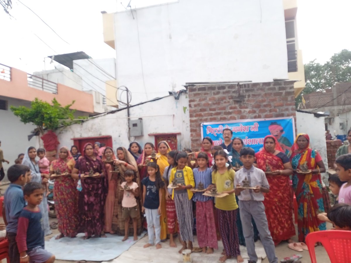 श्री दादाजी वार्ड में मिट्टी के गणपति निर्माण कार्यशाला का आयोजन, पर्यावरण संरक्षण और सांस्कृतिक जागरूकता की ओर एक रचनात्मक पहल।
#EcoFriendlyGanpati #GreenFestivals #NagarNigamKhandwa #CulturalAwareness #SwachhKhandwa <a href="/KhandwaN/">Nagar Nigam Khandwa</a> @Swachh_khandwa