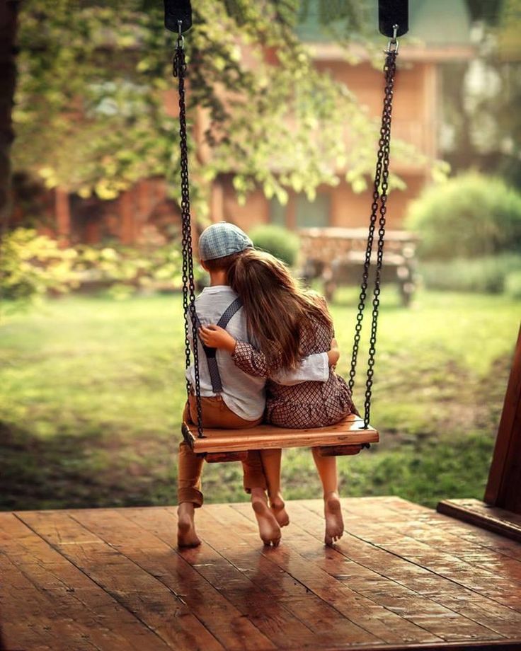 “Eğer seni çocukken tanımış olsaydım, salıncak sıramı sana verirdim.” 
Şansın Böylesi - Esra Arslan