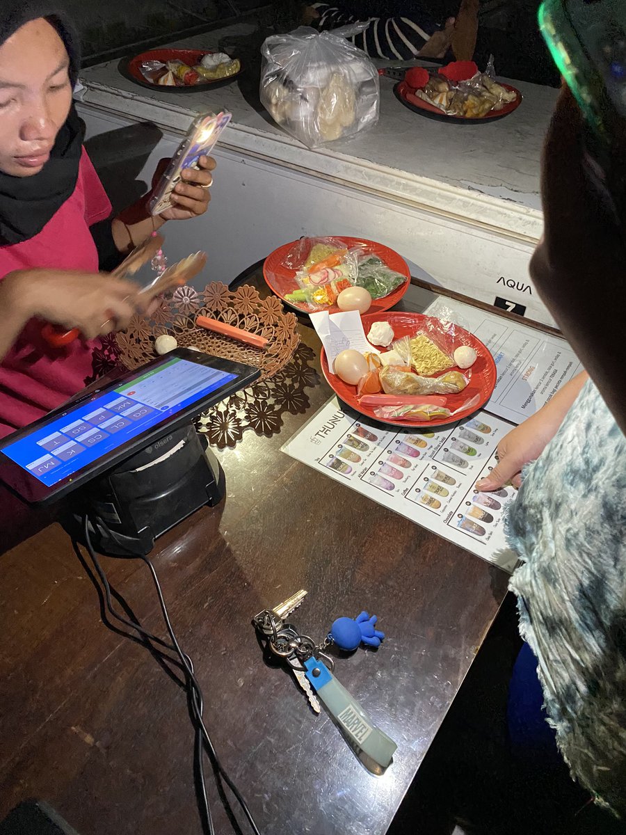 beli seblak tapi toko nya mati lampu (semangat ya mbak) 🧎🏻‍♀️‍➡️🤲🏻
