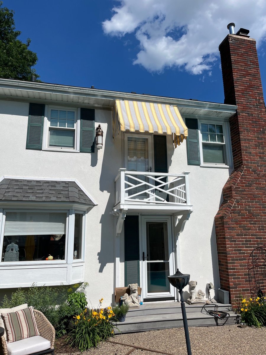 This Minneapolis resident recently got a refresh from the team at Hoigaards with a ropehoist awning recover, receding end recover, and a custom made flat tarp for the side of their pergola.