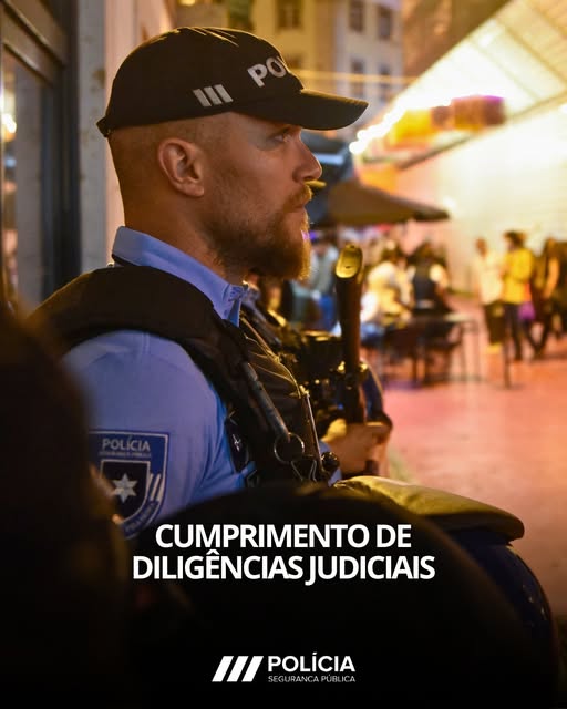 PSP, deu cumprimento às seguintes diligências judiciais:
• A DSTP deteve um homem, com Mandado de Detenção para cumprimento da pena de prisão efetiva de dois nos e dois meses
• A DSACF deteve um homem, com Mandado de Detenção e Condução ao Tribunal da Comarca de Faro. 

#PSP