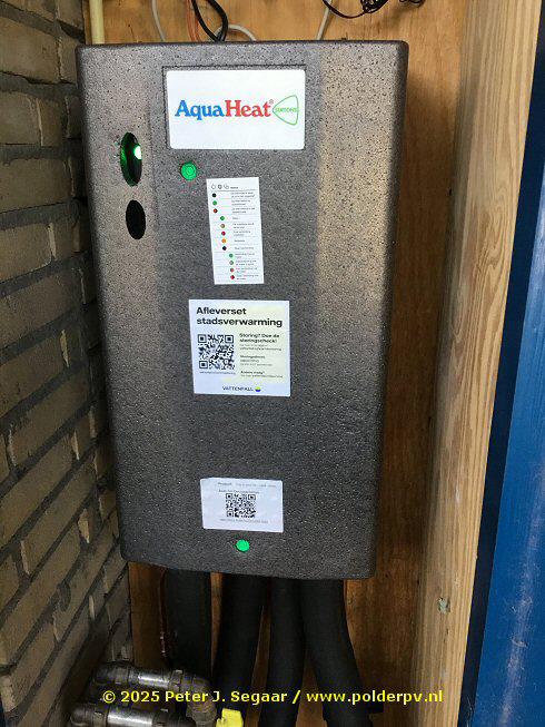 Polder_PV's tweet photo. Nieuwe #afleverset voor de #stadsverarming bij Polder PV. Beetje overkill, voor een jaarverbruik van 6 - max. 12 GJ, maar alla. Ben op zoek gegaan naar de #gouwekraantjes, maar niet gevonden, @Reeshofwarmte. Wel goed geïsoleerd, dat dan weer wel ... 😇 https://t.co/P2HnZZMiAN