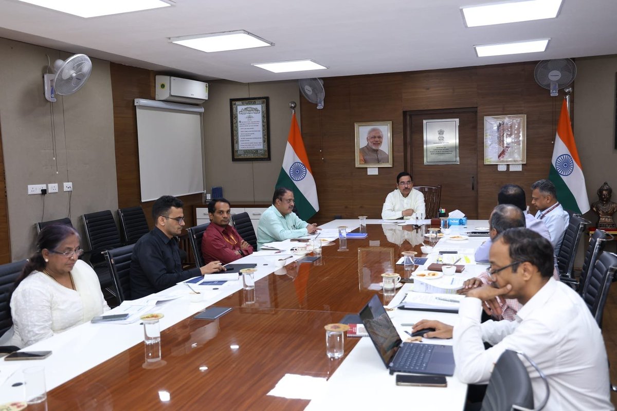 Chaired a meeting with senior officials from @MNREIndia and REC to review ongoing initiatives boosting #RenewableEnergy projects in India. Focus areas during today's meeting included enhancing domestic manufacturing capacities for solar and wind energy. Also reviewed the