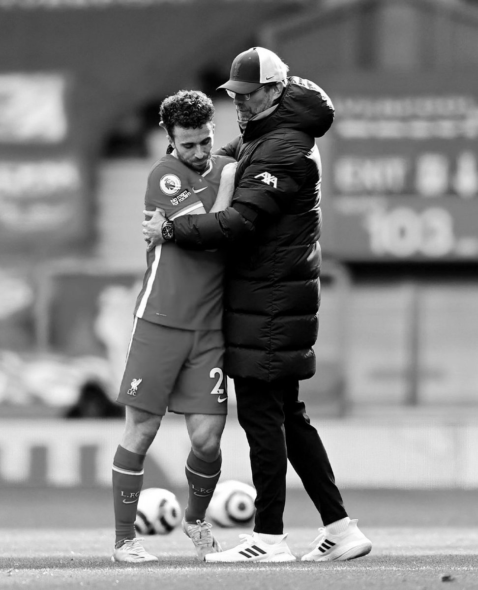 🚨 Le message touchant de Jürgen Klopp 🇩🇪 après le décès de Diogo Jota 😪🙏 :

« 𝗖’𝗲𝘀𝘁 𝘂𝗻 𝗺𝗼𝗺𝗲𝗻𝘁 𝗼𝘂̀ 𝗷𝗲 𝗹𝘂𝘁𝘁𝗲 !

𝗜𝗹 𝗱𝗼𝗶𝘁 𝘆 𝗮𝘃𝗼𝗶𝗿 𝘂𝗻 𝗯𝘂𝘁 𝗽𝗹𝘂𝘀 𝗴𝗿𝗮𝗻𝗱 !

𝗠𝗮𝗶𝘀 𝗷𝗲 𝗻𝗲 𝗹𝗲 𝘃𝗼𝗶𝘀 𝗽𝗮𝘀 !

𝗝𝗲 𝘀𝘂𝗶𝘀 𝗻𝗮𝘃𝗿𝗲́