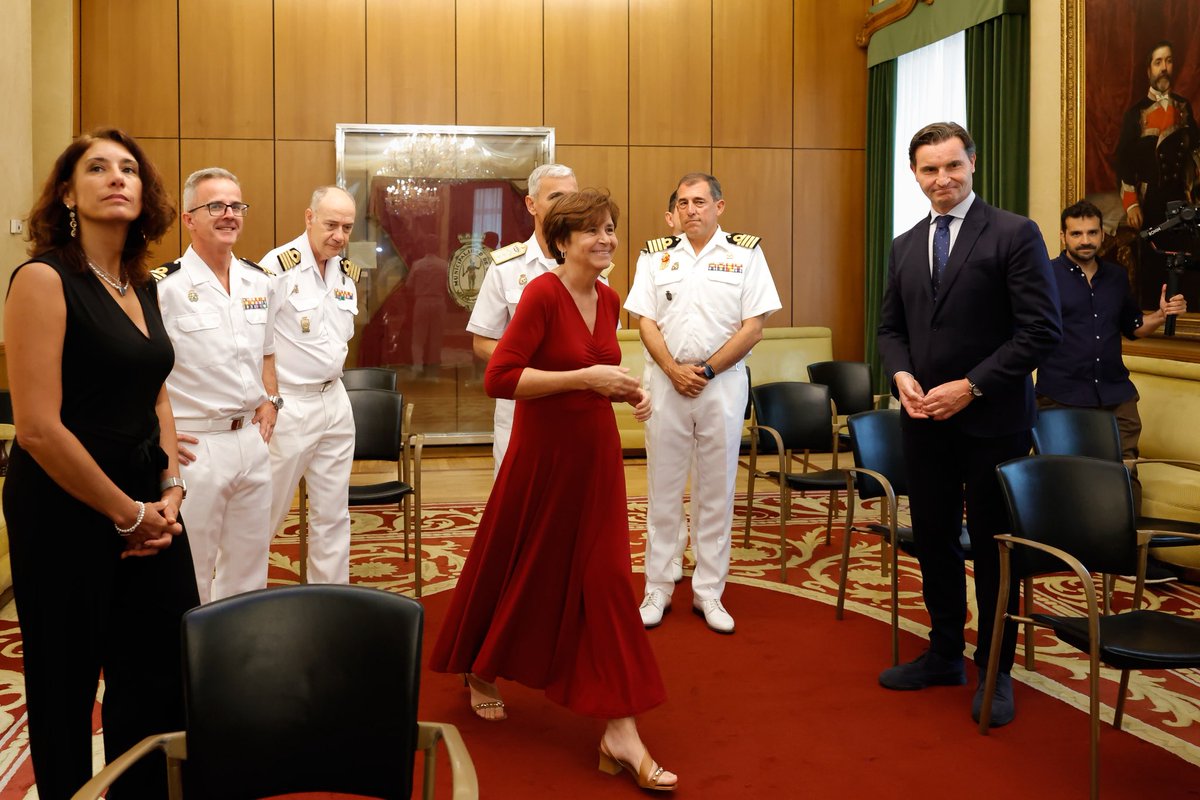 Con motivo de la visita a Gijón/Xixón del buque escuela ‘Juan Sebastián de Elcano’, la Alcaldesa recibió esta mañana en el Ayuntamiento al vicealmirante de Ferrol, al comandante del ‘Juan Sebastián de Elcano’ y al de la fragata ‘Blas de Lezo’.