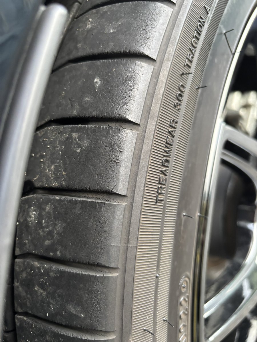 洗車完了
溝はあるけどそろそろ交換時期ですね〜🤲