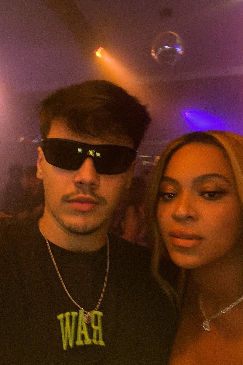 gbbrmti's tweet photo. eu e mami na nyl de londrina ouvindo belas musicas e bebendo catuaba https://t.co/HpkPtiUY1g
