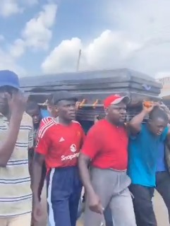 heednewslive's tweet photo. Residents of Homa Bay, are taking Albert Ojwang’s body to the police station where he was detained before being transferred to Nairobi.
#homabay #heednews #ripojwang #kinyagia
#DiagoJota https://t.co/3Gwg5vbz1U