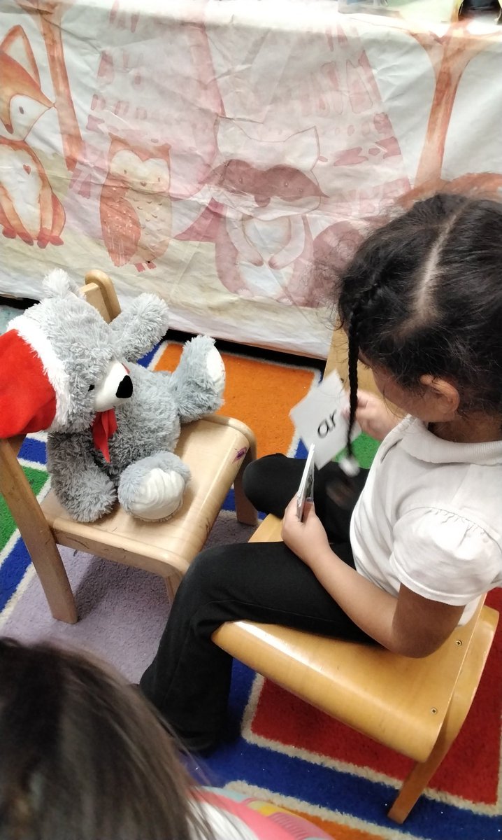 MarlboroughPrim's tweet image. Reception love Phonics. We are being the teachers and teaching our friends how to Fred talk. #RWIPhonics #EYFSPhonics