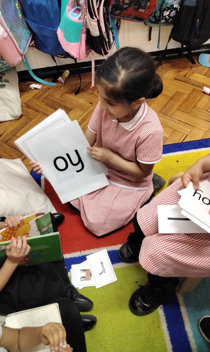 MarlboroughPrim's tweet image. Reception love Phonics. We are being the teachers and teaching our friends how to Fred talk. #RWIPhonics #EYFSPhonics