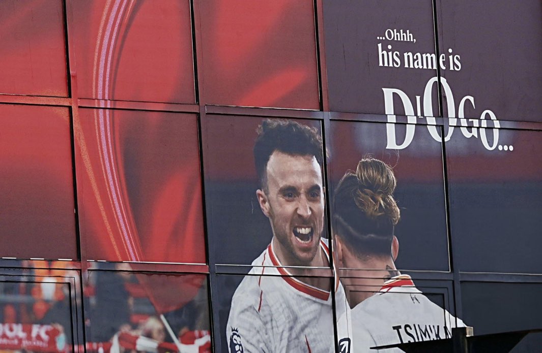 TouchlineX's tweet image. Liverpool have placed a Diogo Jota mural at Anfield. ❤️