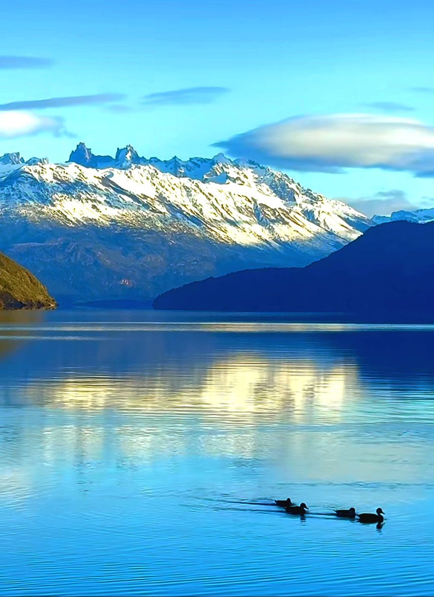 ¡Buen día! ¡ Las montañas se elevan hacia el cielo reflejando en el lago su belleza! 😍🧉❄️
Lago Puelo. Patagonia 🇦🇷