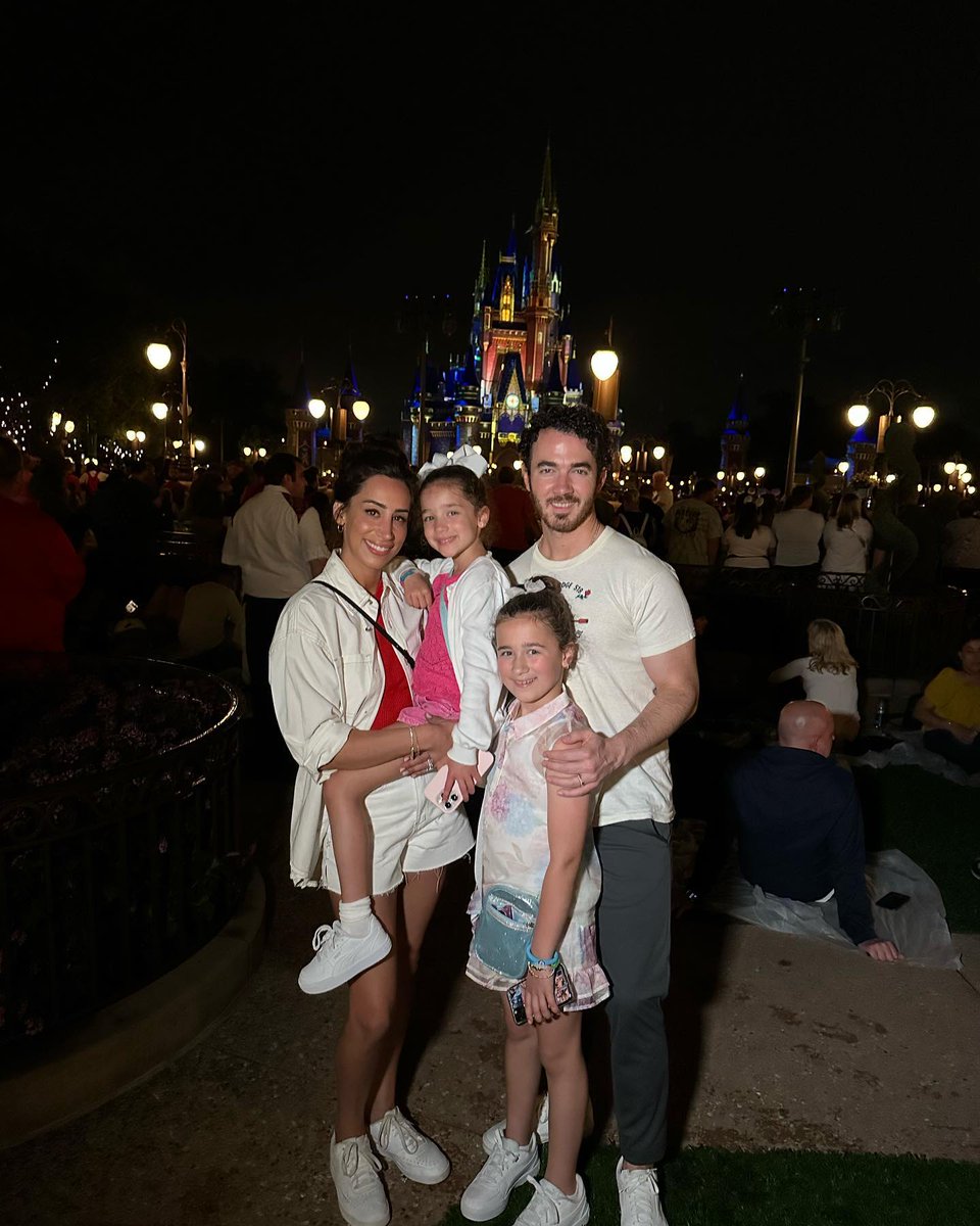 seanberton's tweet photo. Magical night with my girls! #WaltDisneyWorld https://t.co/TvYQSqfkdf