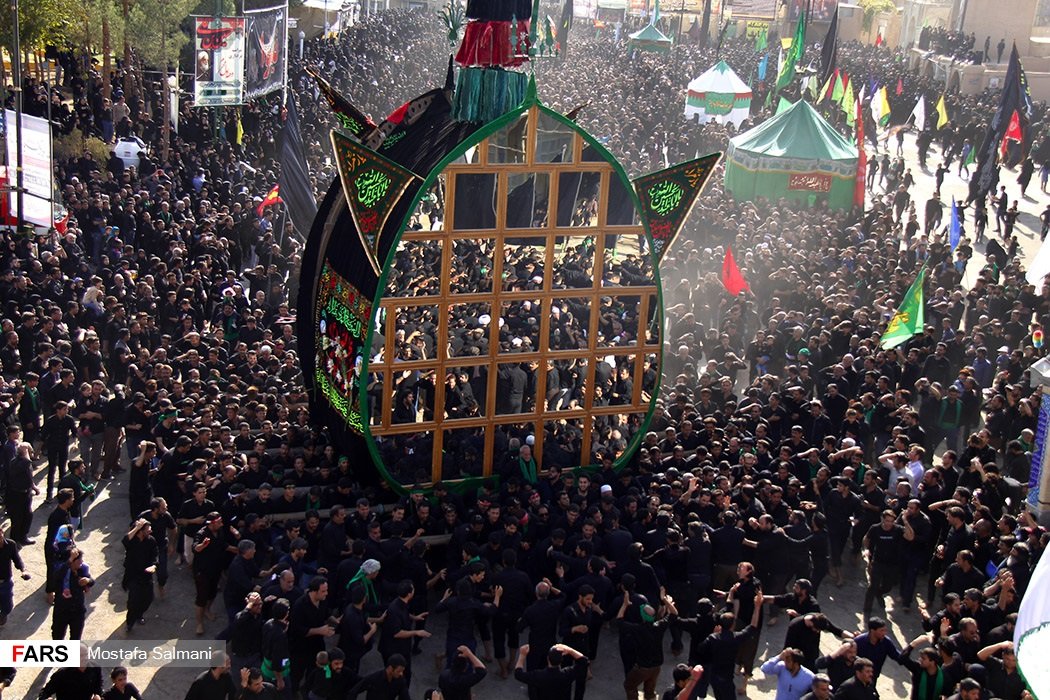 نخل تشییع امام حسین(ع) در زارچ، تفت، میبد و دیگر شهرستان های یزد، فقط آیین نیست...
از یزدی‌های دیروز تا نسل دهه نودی، پیام عاشورا یکی‌ست: ایستادگی مقابل یزیدیان زمان...
آمریکا و صهیونیست‌ها بدانند این ملت، درکوچه‌پس‌کوچه‌های یزد هم حسینی می‌مانند.
#ملت_امام_حسین
#یزد_حسینیه_ایران