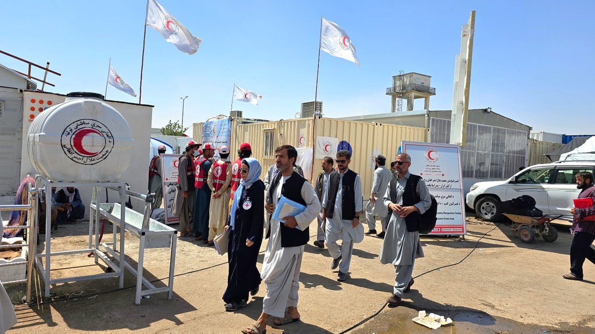 Thousands of #Afghan citizens are returning from #Iran daily through the #IslamQala border, many in vulnerable conditions and in urgent need of assistance.

 1/2