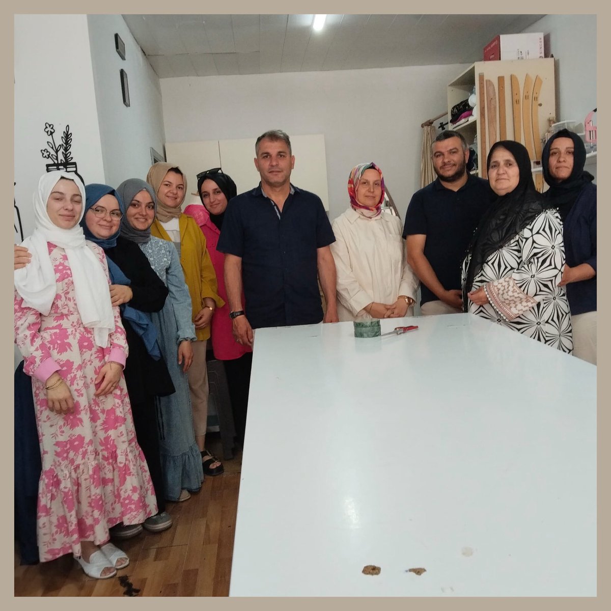 Adapazarı Halk Egitim (@adahalkegitim) on Twitter photo Kurum Müdürümüz Ertuğrul GÜL, Müdür Yardımcımız Hüseyin KILIÇ ile birlikte Hızırtepe Kurs Merkezi’nde kurumumuz tarafından açılan Giyim Kursu’nu ziyaret ettiler. 🪡🧵
<a href="/tcmeb/">Millî Eğitim Bakanlığı</a>
<a href="/SakaryaValiligi/">T.C. Sakarya Valiliği</a>
<a href="/coskunbakirtas/">Coşkun BAKIRTAŞ</a>
<a href="/enginkahraman45/">Engin Kahraman</a>
<a href="/onderurkmez54/">Önder ÜRKMEZ 🇹🇷🇹🇷🇹🇷</a> Kurum Müdürümüz Ertuğrul GÜL, Müdür Yardımcımız Hüseyin KILIÇ ile birlikte Hızırtepe Kurs Merkezi’nde kurumumuz tarafından açılan Giyim Kursu’nu ziyaret ettiler. 🪡🧵
<a href="/tcmeb/">Millî Eğitim Bakanlığı</a>
<a href="/SakaryaValiligi/">T.C. Sakarya Valiliği</a>
<a href="/coskunbakirtas/">Coşkun BAKIRTAŞ</a>
<a href="/enginkahraman45/">Engin Kahraman</a>
<a href="/onderurkmez54/">Önder ÜRKMEZ 🇹🇷🇹🇷🇹🇷</a>