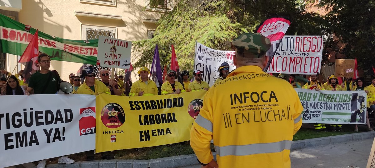 Mer_barranco's tweet photo. Defender al @Plan_INFOCA de su privatización es defender Andalucía. El gobierno de @JuanMa_Moreno esta destruyendo el mejor dispositivo de prevención y extinción del mundo. Nos va a tener de frente. Quién maltrata a los bomberos forestales maltrata la dignidad del pueblo Andaluz. https://t.co/F2N3VlY0Ar