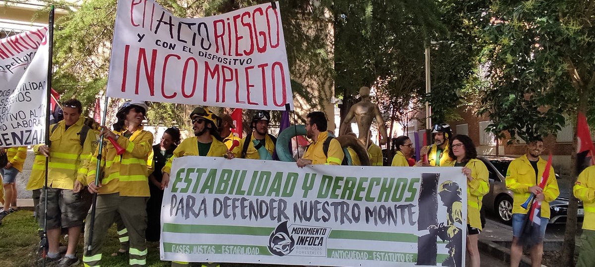 Mer_barranco's tweet photo. Defender al @Plan_INFOCA de su privatización es defender Andalucía. El gobierno de @JuanMa_Moreno esta destruyendo el mejor dispositivo de prevención y extinción del mundo. Nos va a tener de frente. Quién maltrata a los bomberos forestales maltrata la dignidad del pueblo Andaluz. https://t.co/F2N3VlY0Ar