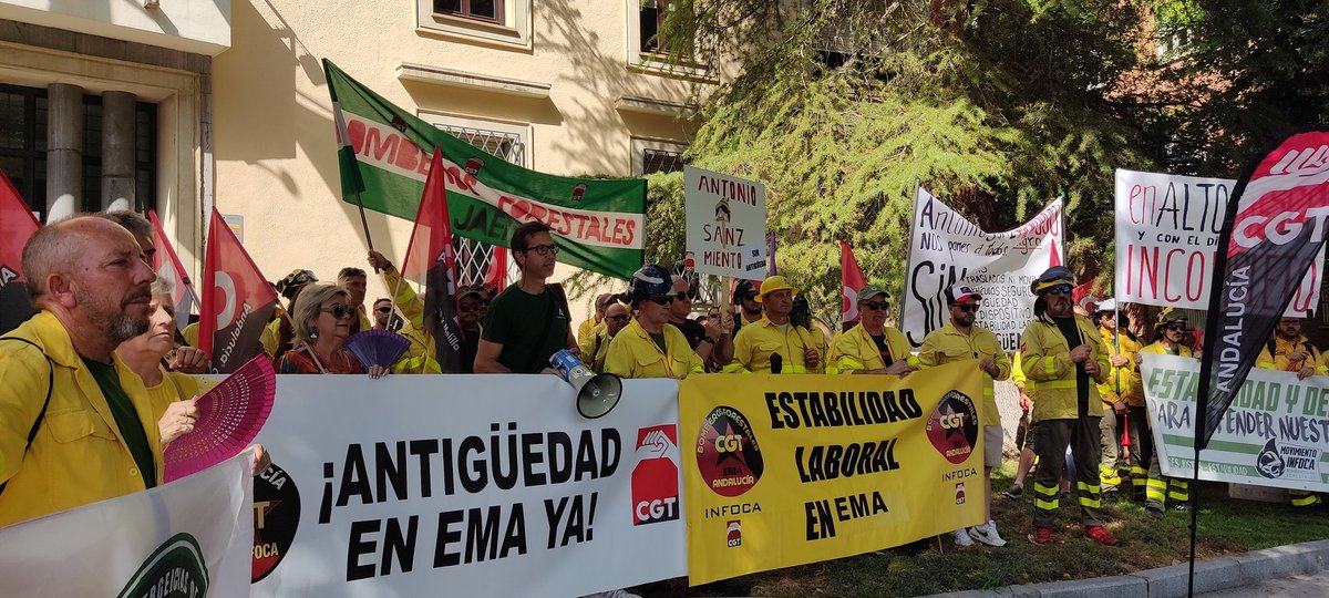 Mer_barranco's tweet photo. Defender al @Plan_INFOCA de su privatización es defender Andalucía. El gobierno de @JuanMa_Moreno esta destruyendo el mejor dispositivo de prevención y extinción del mundo. Nos va a tener de frente. Quién maltrata a los bomberos forestales maltrata la dignidad del pueblo Andaluz. https://t.co/F2N3VlY0Ar