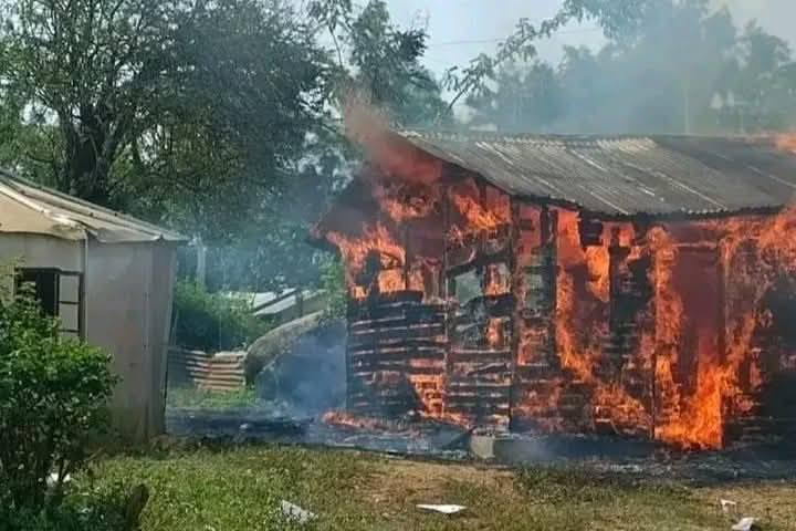 TaweMovement1's tweet photo. Another attempt by the Mt Kenya/Kikuyu supremacists of overthrowing Ruto's government.
Protesters from Murang'a, Nyeri and Kirinyaga storm Mawego Police Station in Homabay, setting it on fire and carrying the coffin with Albert Ojwang's body as they demonstrate against his killing.