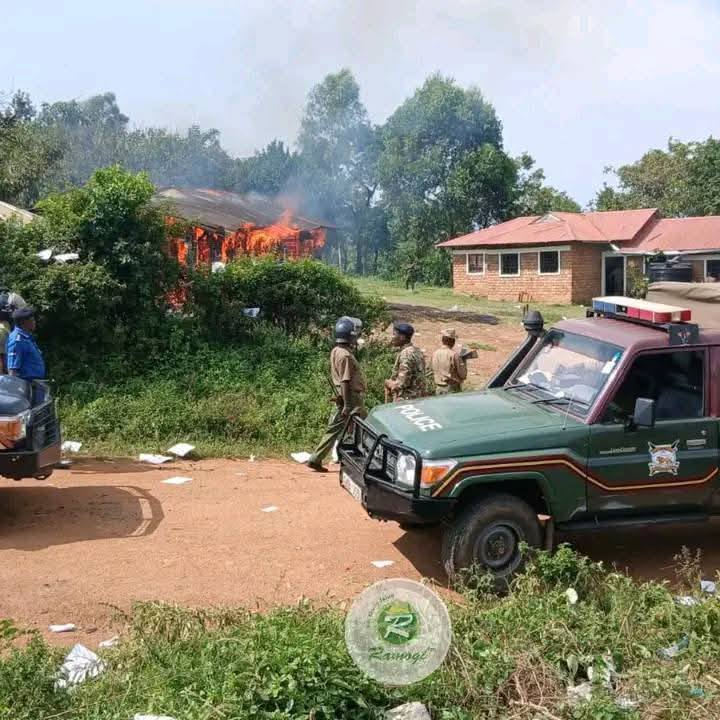 TaweMovement1's tweet photo. Another attempt by the Mt Kenya/Kikuyu supremacists of overthrowing Ruto's government.
Protesters from Murang'a, Nyeri and Kirinyaga storm Mawego Police Station in Homabay, setting it on fire and carrying the coffin with Albert Ojwang's body as they demonstrate against his killing.