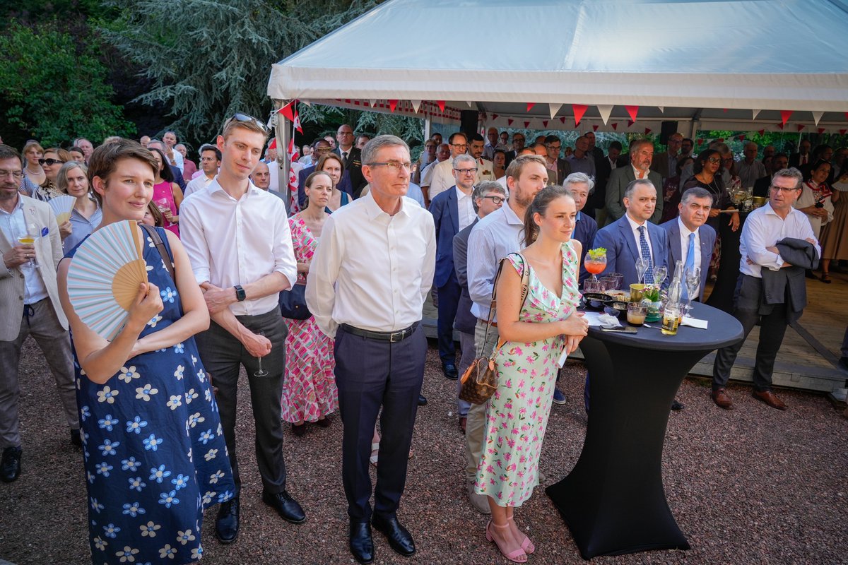 AmbCanBeLux's tweet photo. À propos d’hier soir..
Merci à toutes et à tous d’avoir célébré la #FêteDuCanada avec nous �� Bruxelles! Un beau moment avec les amis et partenaires du Canada 🇨🇦🤝🇧🇪

📸avec l’ambassadeur @nickbrousseau https://t.co/EhUuLYFYks