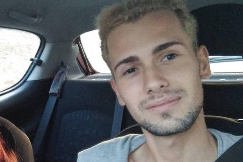 Avui fa 4 anys que un grup d'ultres va assassinar a cops a Samuel Luiz al crit de maricón de merda. Avui  encara hi ha qui nega que va ser homofòbia i que va ser un crim d'odi. Memòria i lluita per ell.