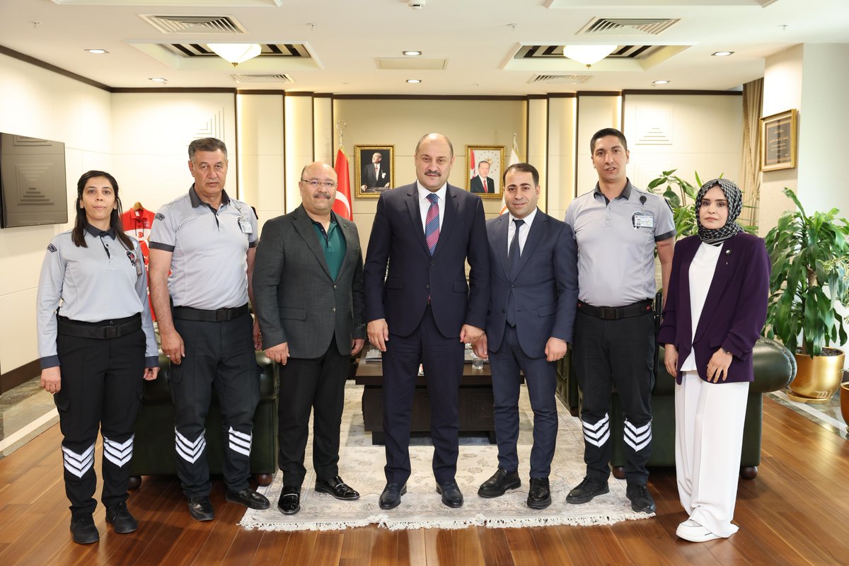 BAŞKAN GÜLPINAR, ÖZEL GÜVENLİK HAFTASI’NDA PERSONELLE BİR ARAYA GELDİ👮🏻‍♀️👮🏼‍♂️

Şanlıurfa Büyükşehir Belediye Başkanımız Mehmet Kasım Gülpınar, 26-30 Haziran Özel Güvenlik Günü ve Haftası dolayısıyla görevlerini büyük bir özveriyle sürdüren güvenlik personelimizle bir araya geldi.