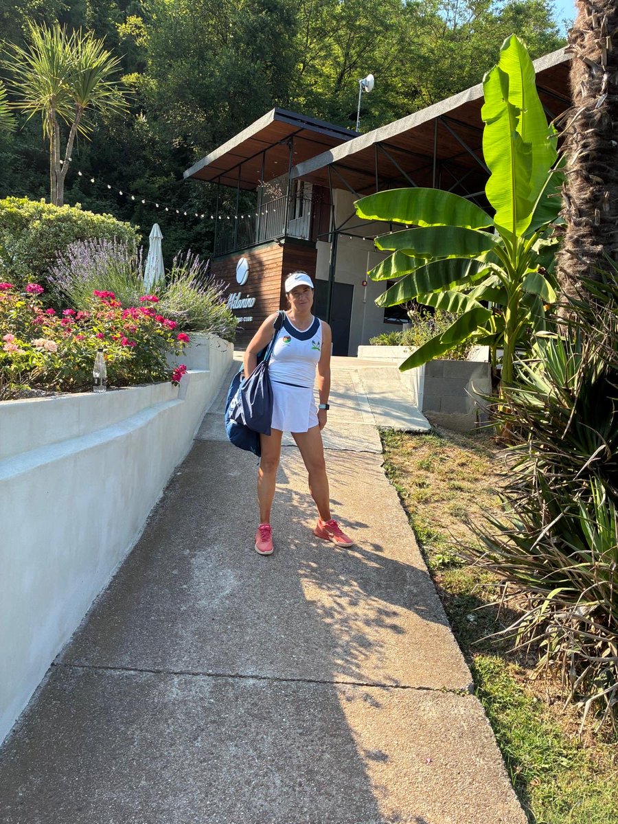 Sararunning's tweet image. Nonostante il caldo torrido domenica ho giocato in un bellissimo centro sportivo immerso nel verde🌴e in una parte sembrava di stare quasi in una pineta, peccato solo che il campo non ne fosse interessato…della serie mai una gioia ma sará bello tornare a giocare🎾 #tennislover