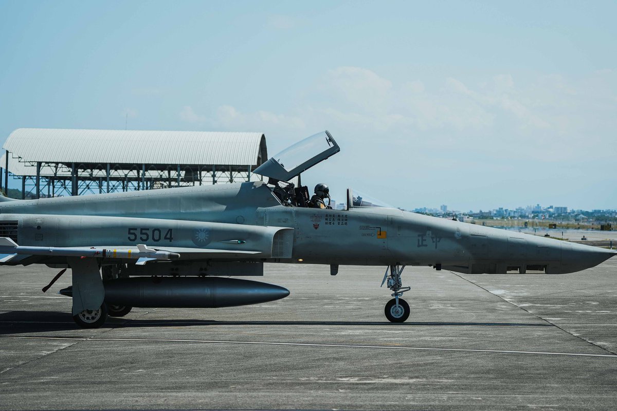 mna_roc's tweet photo. #空軍司令部 今日於花蓮基地辦理為期兩日的「RF-5E型機除役典禮」活動，活動首日由RF-5E與F-5F型機進行武器掛載展示與機堡滑行出場操演，象徵陪伴空軍數十載的戰機，仍以戰備姿態致敬榮光歲月。

#中華民國 #臺灣 #RF5E #F5F #Airforce  #ProtectOurCountry #Taiwan🇹🇼 https://t.co/g5CcrT1CgX