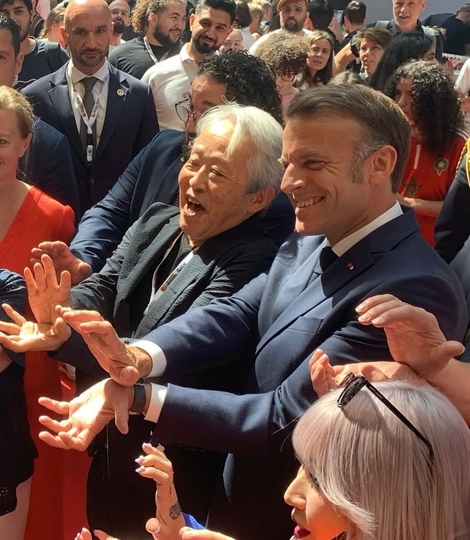 gaak_fr's tweet photo. 🚨INSOLITE : Emmanuel Macron à la Japan Expo, réalisant un Kamehameha avec Kazuhiko Torishima, éditeur historique de Akira Toriyama. 🐲 https://t.co/Lc4Ldlx7bc