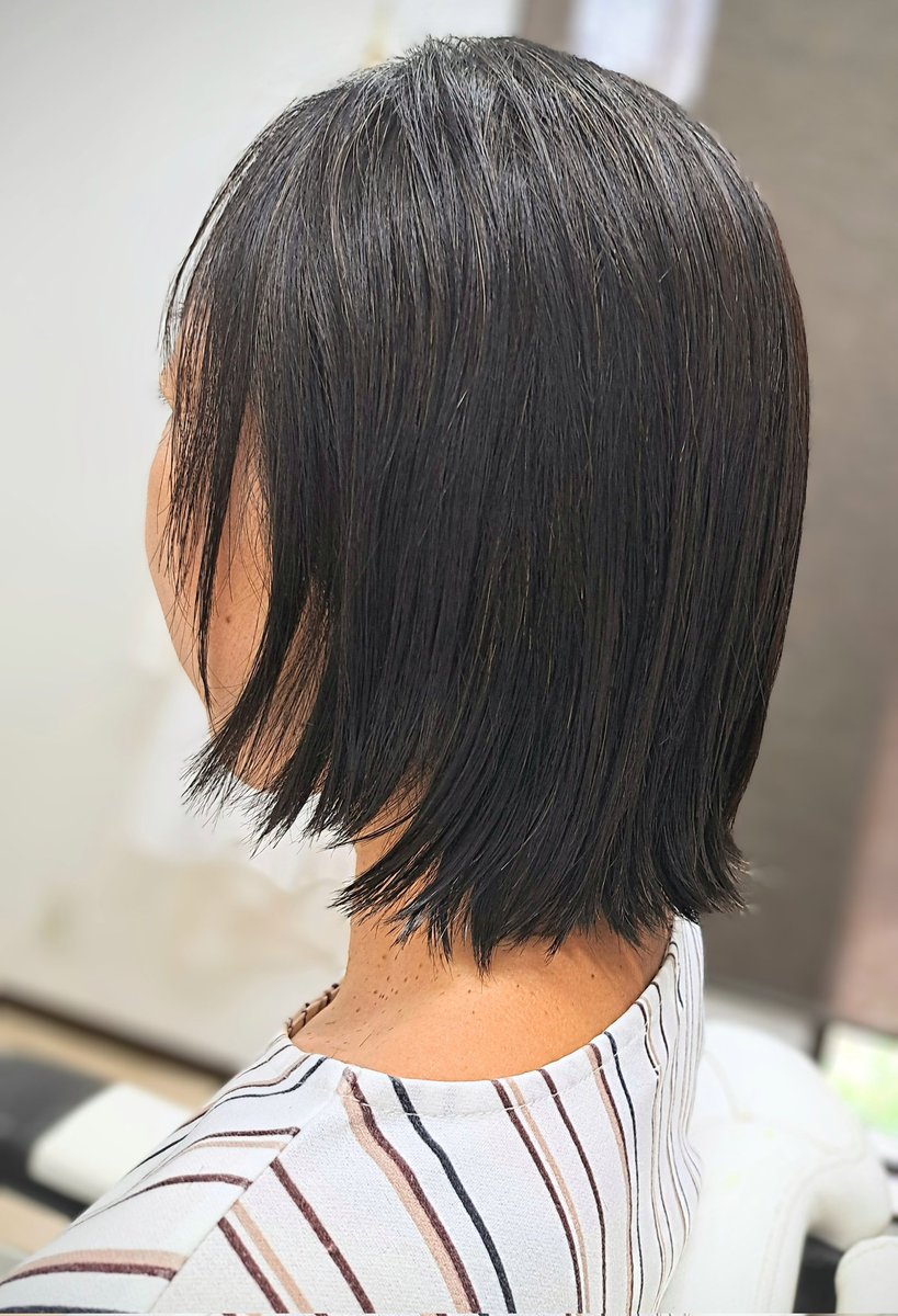 今朝は、お見苦しい画像失礼しました🙂‍↕️
美容師さんにオーダーしたのは、
「五十肩で腕が上がらないから、ドライヤーが楽になる髪型」です✨

縮毛矯正＋30cmくらいカットで、スッキリ！
毛量も心も軽くなりました😊
白髪も染めなきゃ🤣
