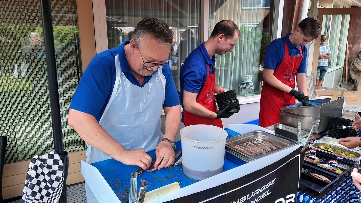 Fuut's tweet image. Heerlijk happen op de haringparty van Maria Dommer. De beste haring bij viswinkel Harry van Goor