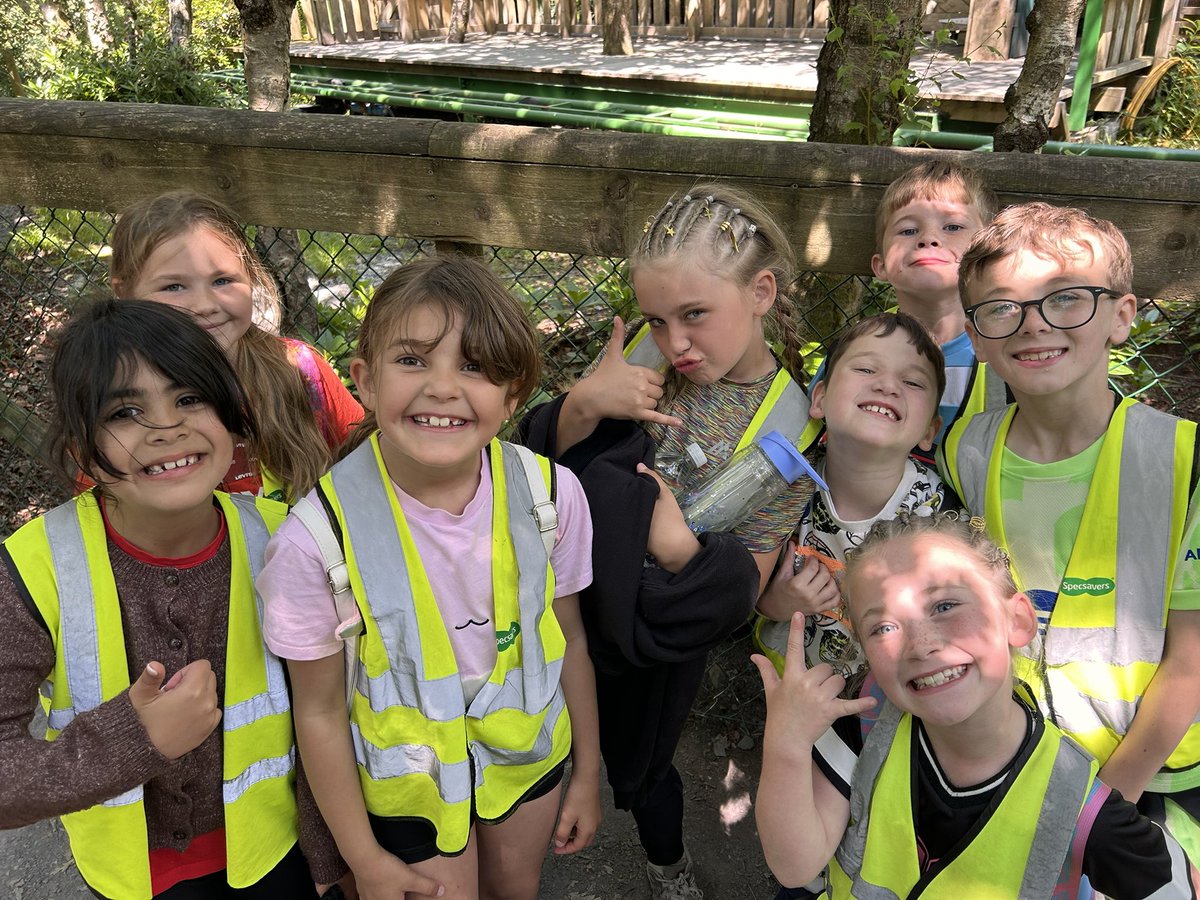 DeePointPluto's tweet photo. Queuing for the rollercoaster! We’re having the best day!! https://t.co/o1CI7tP1jw