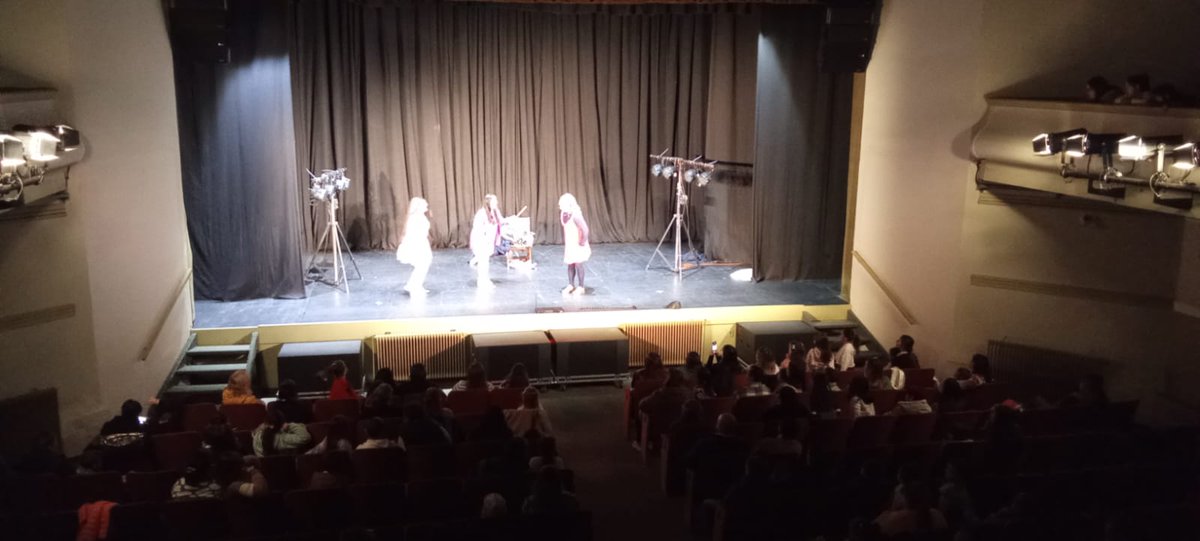 Ayer  estuve en el estreno de mi obra para niños ¿DÓNDE ESTÁ EL DIRECTOR?,  realizada por la Compañía teatral A ESCENA de Lavalleja, en el hermoso  teatro Lavalleja, en medio de un público muy entusiasmado. La obra  continúa hoy y luego en el Parque de Vacaciones de UTE.