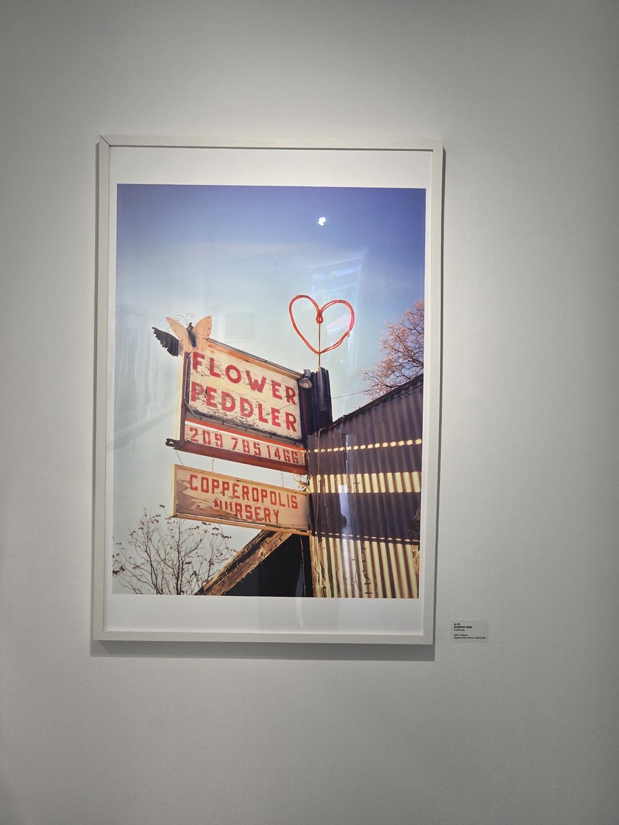 won taemin visited dowoo's photography exhibition today w dowoo and purchased one of the pieces 🥺