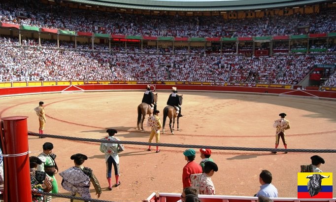 PAMPLONA: Las fiestas de San Fermín en Pamplona comienzan el 6 de julio y terminan el 14 de julio. Son mundialmente conocidas por los encierros, pero también por su ambiente, alegría, pasión y tradición, según Cultura, Tradición y Fiesta Familiar de Pamplona.