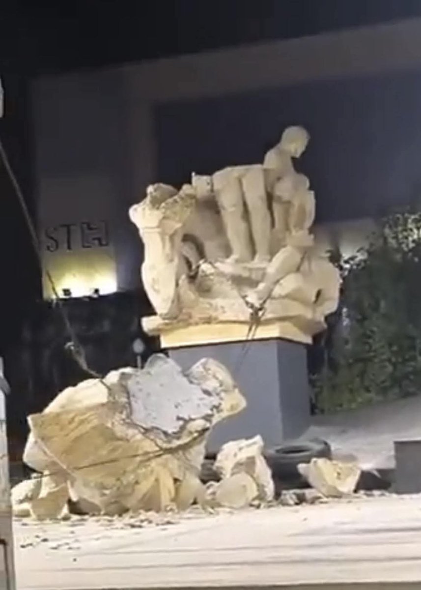 تحطيم تمثال ساحة #سعد_الله_الجابري… هذه المشاهد لم نرَها إلا لدى طالبان وداعش.
من يحكم سوريا اليوم شبيه لداعش وطالبان.