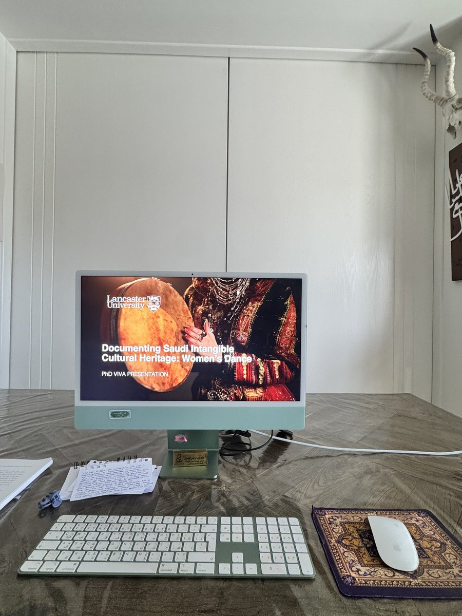 لم تكن رحلتي مجرد رسالة أكاديمية، بل مشروعًا بصريًا نابضًا بالحياة تمثّل في الفيلم الوثائقي:
“خُطى الذاكرة؛ بين بلاد الفُل والرياحين”
يحكي سيرة ثلاثة أجيال من النساء، يتتبعن الرقصات النسائية التراثية في الباحة وجازان، حيث تمتزج الذاكرة بالحركة، والصوت بالظل، والهوية بالإيقاع.