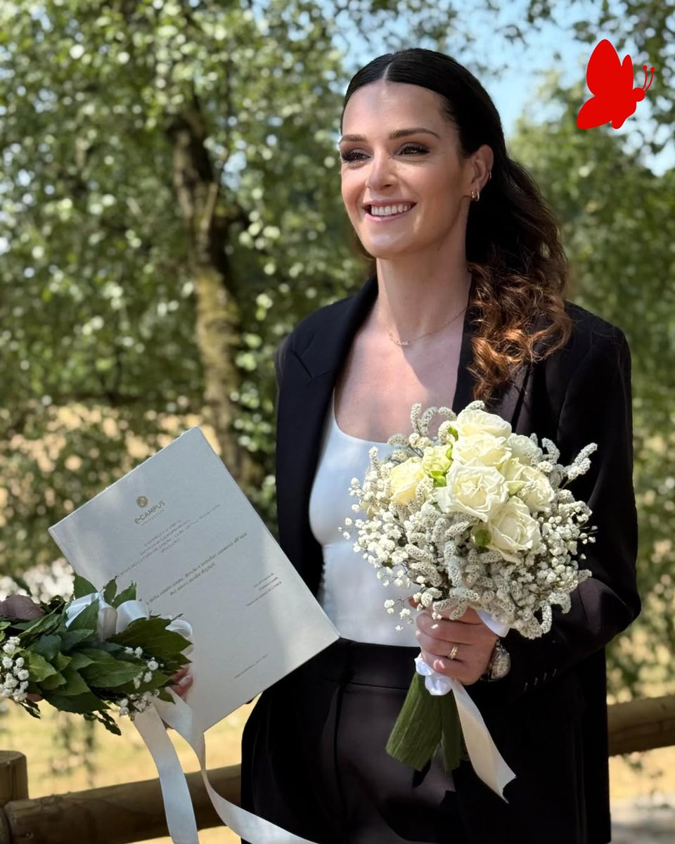 🎓✨ Super Giuditta, doppietta da urlo! ✨🎓
Dopo la nomina a Team Manager… arriva anche la laurea in Scienze della Comunicazione alla facoltà di Giurisprudenza!
Conquistare i campi da gioco e i banchi dell’università nello stesso momento? Fatto. ✅