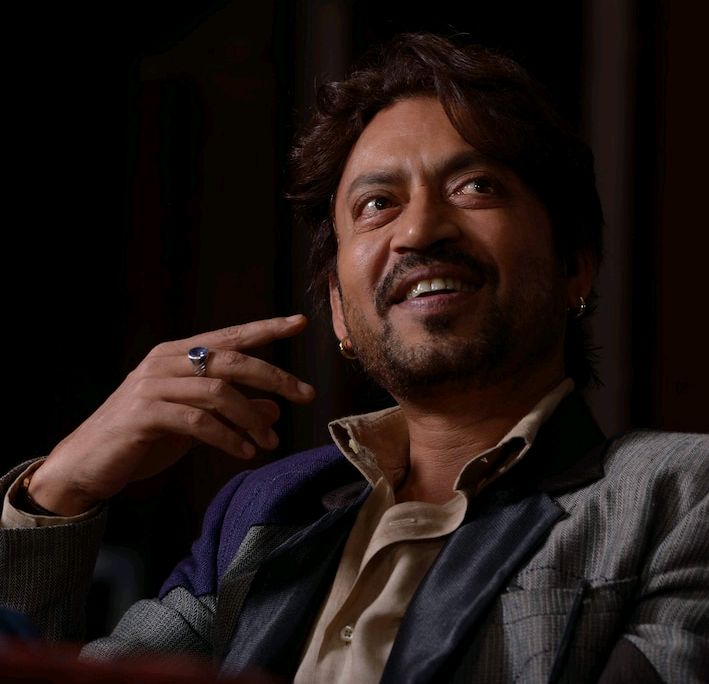 harish_parsai's tweet photo. लोग चले जाते हैं—
जैसे स्टेशन से आख़िरी ट्रेन,
पत्तों से ओस,
फूलों से खुशबू,
शाम से धूप,
नींद से सपना,
होठों से मुस्कान,
हथेलियों से गर्मी,
रेत से पानी,
दीपक से लौ,
हवाओं से सरगोशी,
घावों से तीस,
धड़कनों से धुन,
वैसे ही दुनिया से लोग,
चले जाते हैं। https://t.co/IcwmwNHhD2