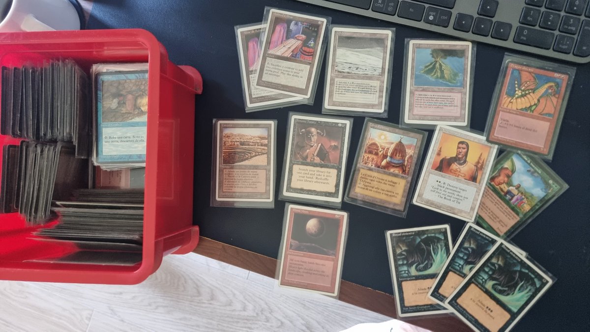 ¿Alguien que sepa de Magic, sabe si le puedo dar salida a esto?

Llevan 25 años en una caja