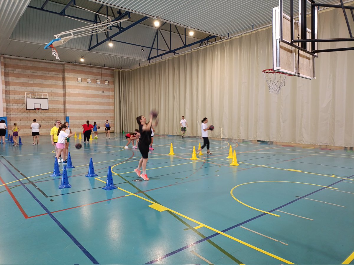 CbcampinasurL's tweet photo. XXIV CAMPUS "ALBERTO PÉREZ"
4 ° maravilloso y gratificante día!
Y nuestr@s alevines han compartido pista y experiencias con nuestr@s amig@s de @Plenainclusion LLERENA.
BA-LON-CES-TO! 💪💪💪❤️❤️❤️🏀🏀🏀 https://t.co/98hvo4yuXK